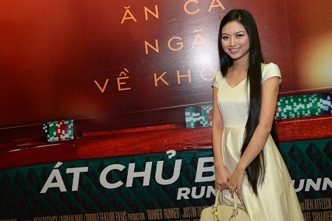 Trong buổi công chiếu tại Hà Nội, Hoa hậu dân tộc 2013 Ngọc Anh xuất hiện giản dị trong chiếc váy trắng.